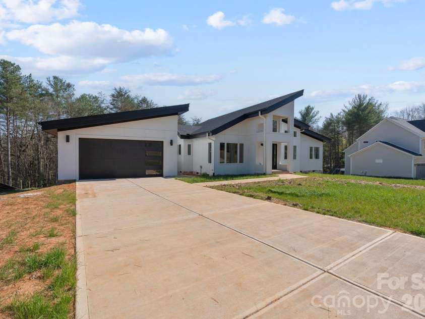 5733 Selkirk Drive, Hickory, NC 28601.  MLS# CAR4327213, YatesRealty ID 23656. 