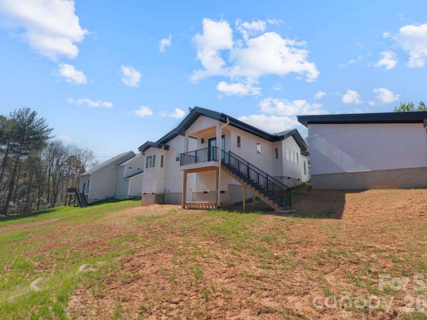 5733 Selkirk Drive, Hickory, NC 28601.  MLS# CAR4327213, YatesRealty ID 23656. 