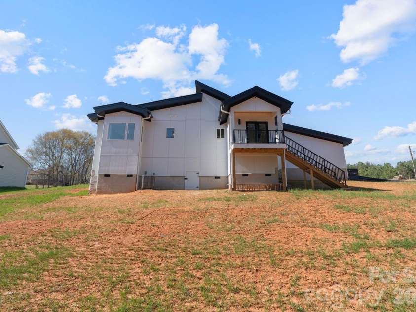 5733 Selkirk Drive, Hickory, NC 28601.  MLS# CAR4327213, YatesRealty ID 23656. 
