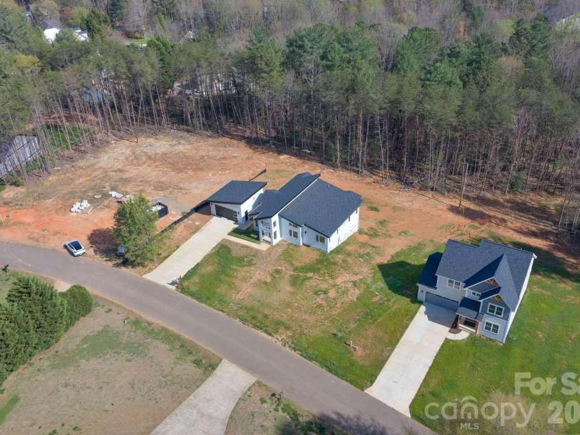 5733 Selkirk Drive, Hickory, NC 28601.  MLS# CAR4327213, YatesRealty ID 23656. 