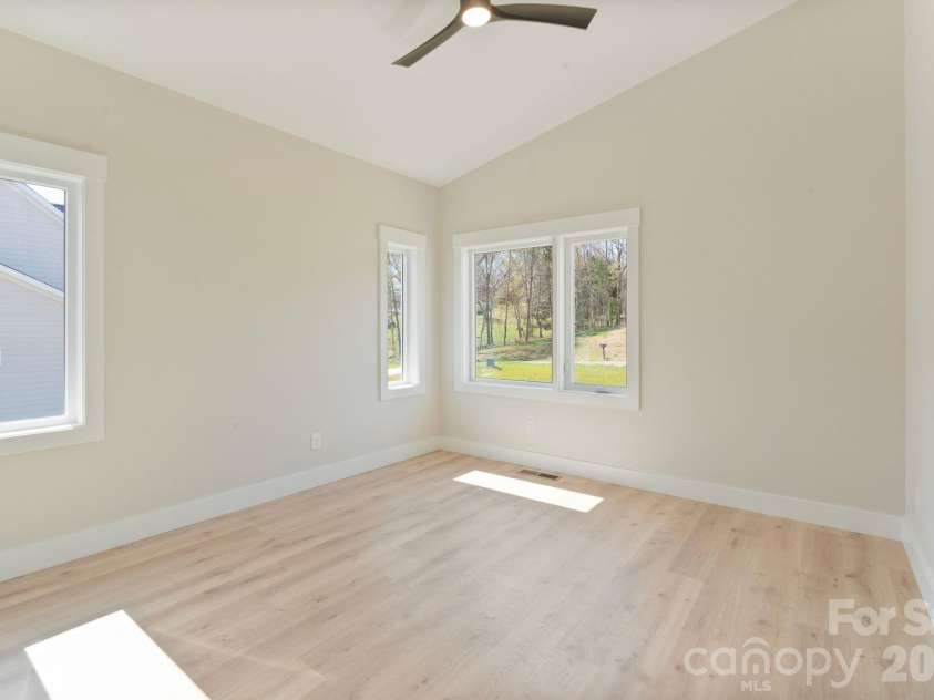 5733 Selkirk Drive, Hickory, NC 28601.  MLS# CAR4327213, YatesRealty ID 23656. 