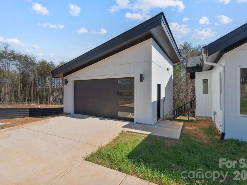 5733 Selkirk Drive, Hickory, NC 28601.  MLS# CAR4327213, YatesRealty ID 23656. 