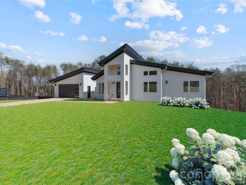 5733 Selkirk Drive, Hickory, NC 28601.  MLS# CAR4327213, YatesRealty ID 23656. 