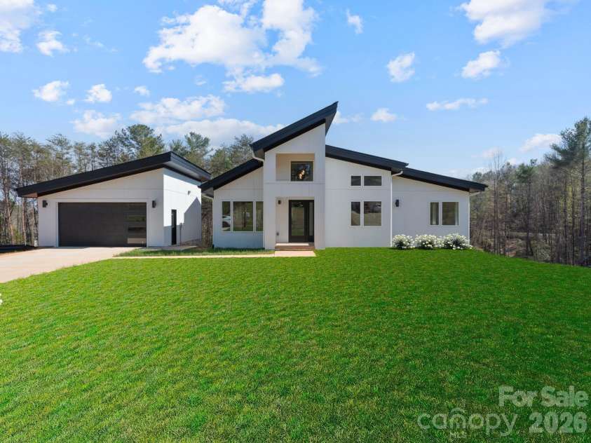 5733 Selkirk Drive, Hickory, NC 28601.  MLS# CAR4327213, YatesRealty ID 23656. 