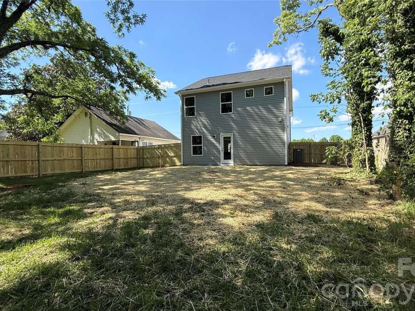 532 Bond Street, Statesville, NC 28677.  MLS# CAR4380155, YatesRealty ID 23660. 