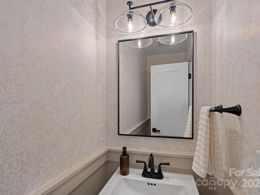 4209 Windwood Circle, Charlotte, NC 28226.  MLS# CAR4275324, YatesRealty ID 23661. 