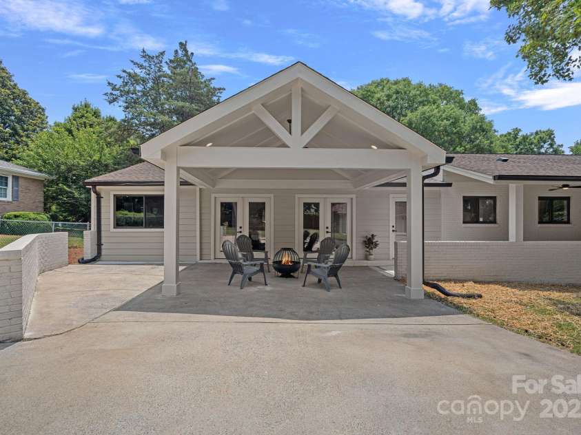 4209 Windwood Circle, Charlotte, NC 28226.  MLS# CAR4275324, YatesRealty ID 23661. 