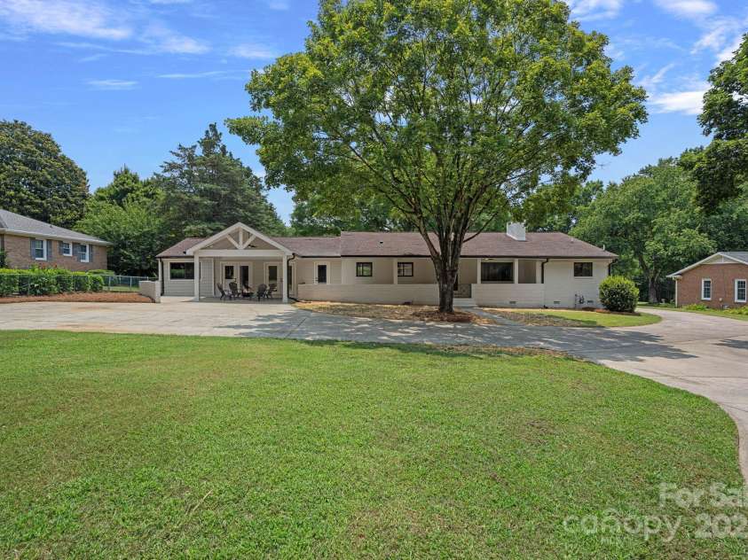4209 Windwood Circle, Charlotte, NC 28226.  MLS# CAR4275324, YatesRealty ID 23661. 