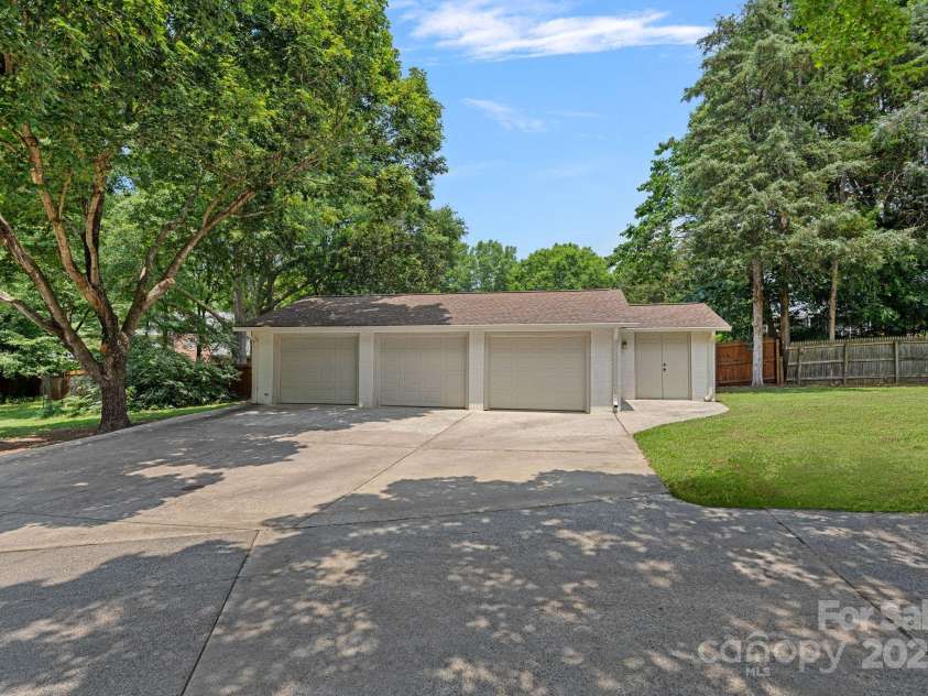 4209 Windwood Circle, Charlotte, NC 28226.  MLS# CAR4275324, YatesRealty ID 23661. 
