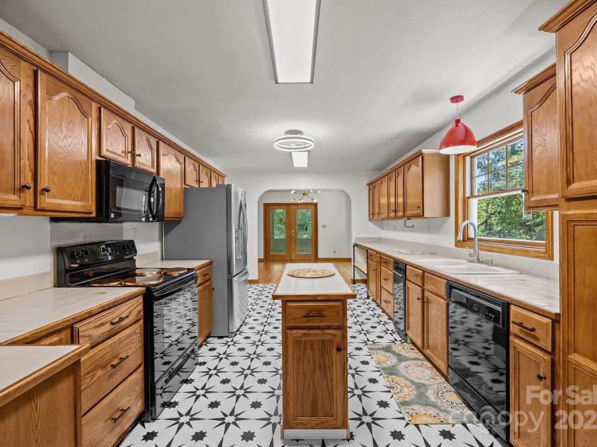 390 Hollow Wood Lane, Tryon, NC 28782.  MLS# CAR4185566, YatesRealty ID 23663. 