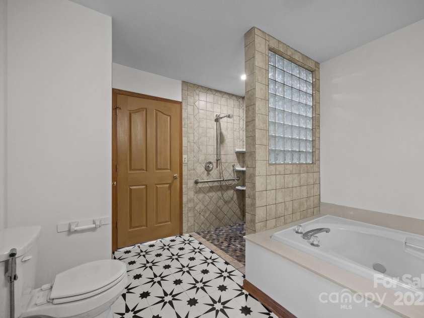 390 Hollow Wood Lane, Tryon, NC 28782.  MLS# CAR4185566, YatesRealty ID 23663. 