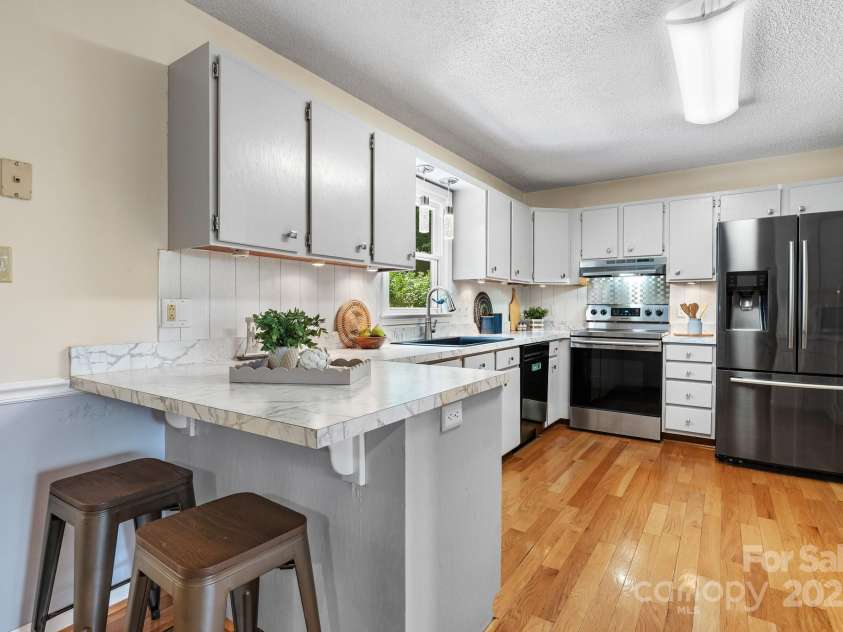 4007 Black Oak Road, Hickory, NC 28602.  MLS# CAR4268040, YatesRealty ID 23664. 