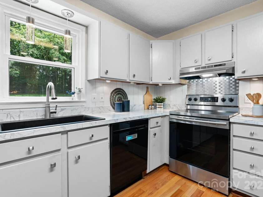 4007 Black Oak Road, Hickory, NC 28602.  MLS# CAR4268040, YatesRealty ID 23664. 