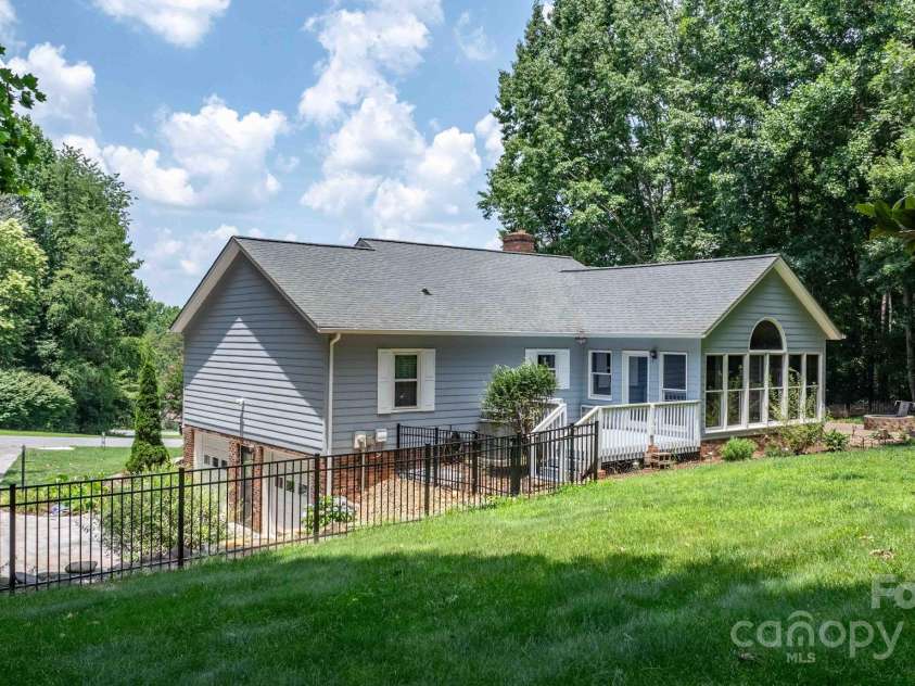 4007 Black Oak Road, Hickory, NC 28602.  MLS# CAR4268040, YatesRealty ID 23664. 