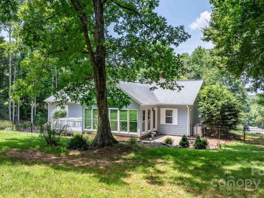 4007 Black Oak Road, Hickory, NC 28602.  MLS# CAR4268040, YatesRealty ID 23664. 
