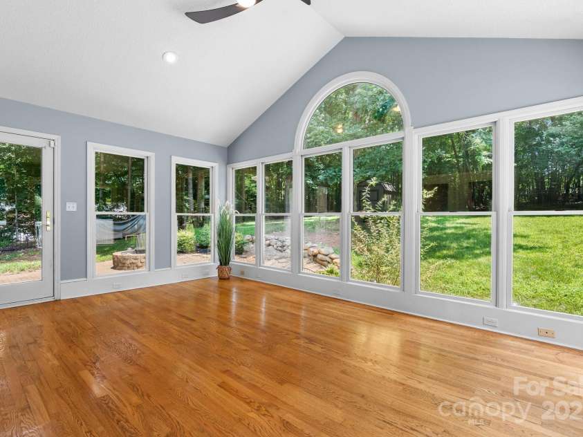 4007 Black Oak Road, Hickory, NC 28602.  MLS# CAR4268040, YatesRealty ID 23664. Beautiful sunroom