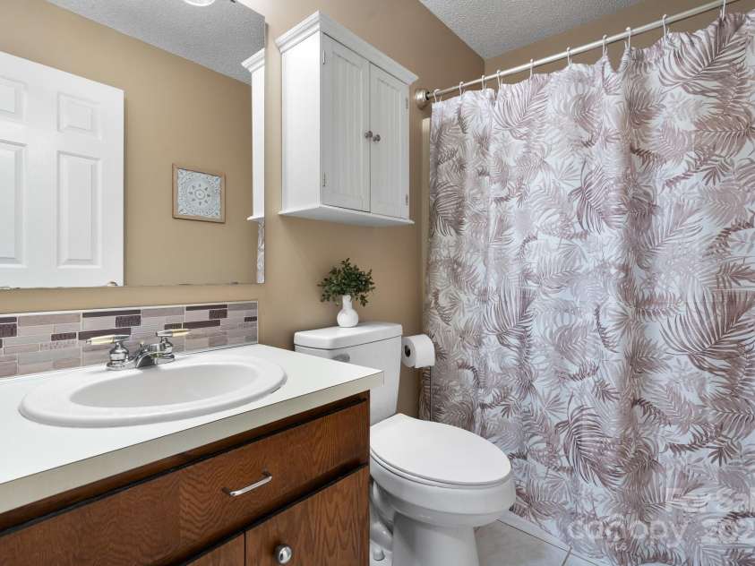 4007 Black Oak Road, Hickory, NC 28602.  MLS# CAR4268040, YatesRealty ID 23664. Guest Bath