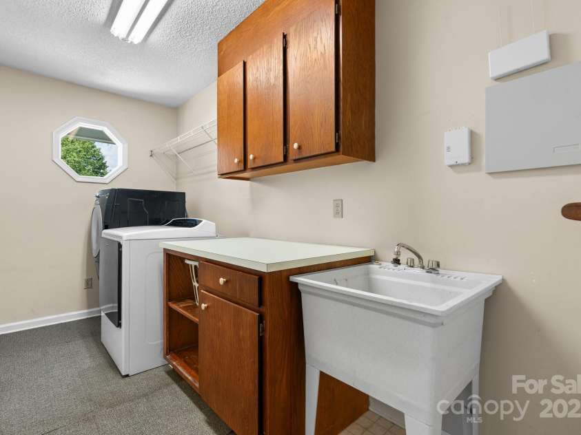 4007 Black Oak Road, Hickory, NC 28602.  MLS# CAR4268040, YatesRealty ID 23664. Laundry on main floor