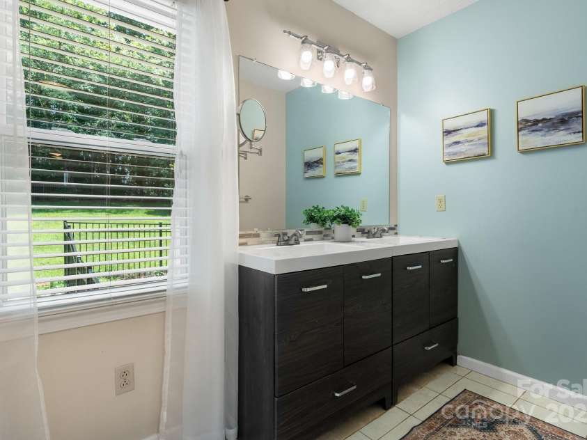 4007 Black Oak Road, Hickory, NC 28602.  MLS# CAR4268040, YatesRealty ID 23664. Primary Bath