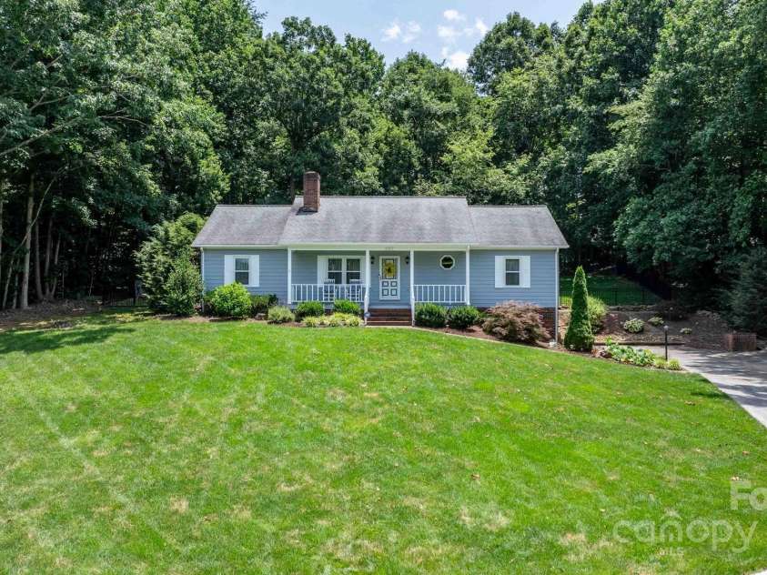 4007 Black Oak Road, Hickory, NC 28602.  MLS# CAR4268040, YatesRealty ID 23664. Welcome Home