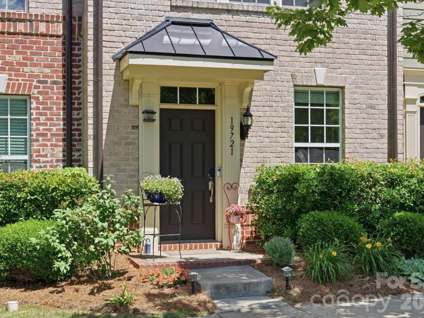 19721 Playwrights Way, Cornelius, NC 28031.  MLS# CAR4382336, YatesRealty ID 23667. 