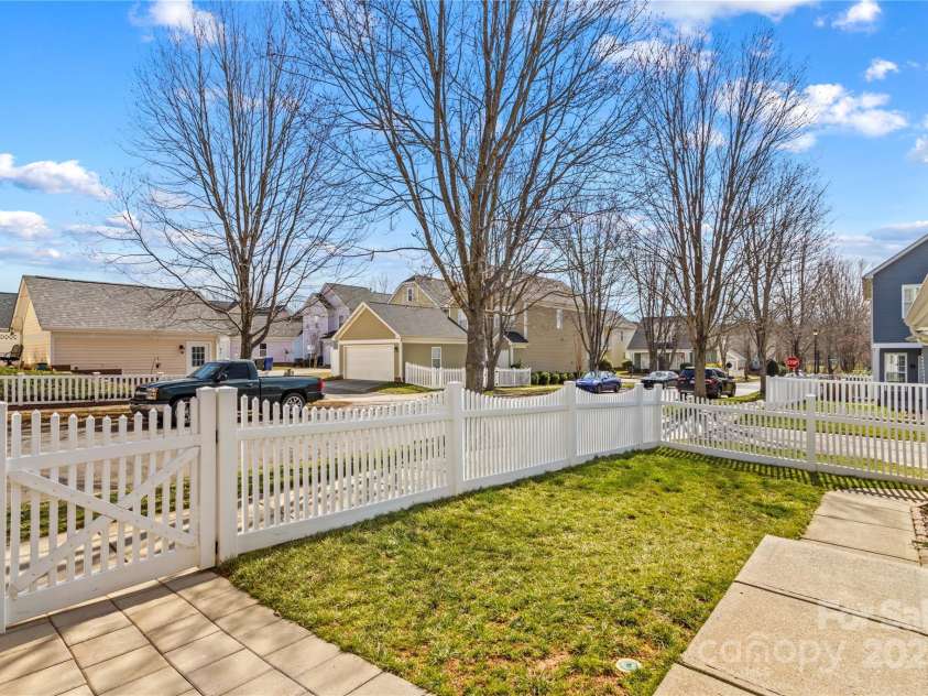14462 Holly Springs Drive, Huntersville, NC 28078.  MLS# CAR4221883, YatesRealty ID 2367. 