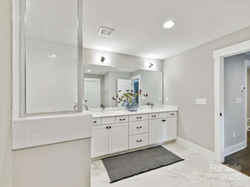 2517 Marlowe Avenue, Charlotte, NC 28208.  MLS# CAR4263015, YatesRealty ID 23670. 