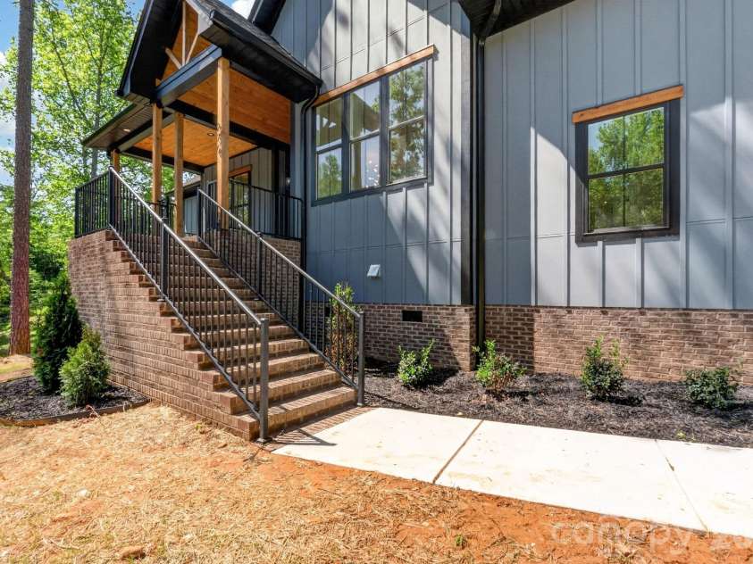 276 Broken Arrow Drive, Statesville, NC 28677.  MLS# CAR4389065, YatesRealty ID 23670. 