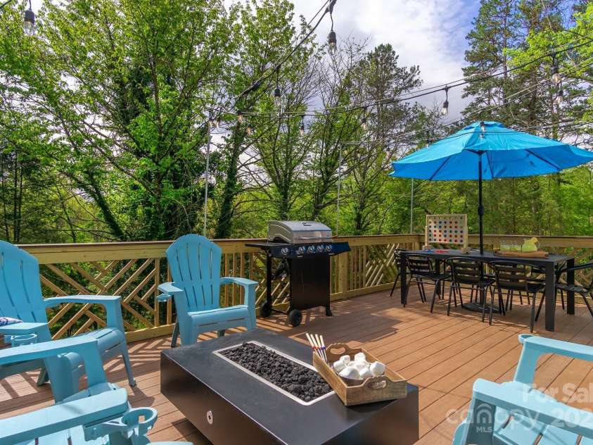 143 Oakview Road, Asheville, NC 28806.  MLS# CAR4252612, YatesRealty ID 23673. 