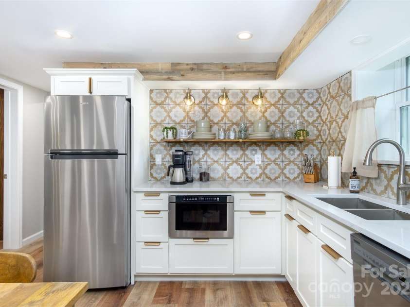 143 Oakview Road, Asheville, NC 28806.  MLS# CAR4252612, YatesRealty ID 23673. 