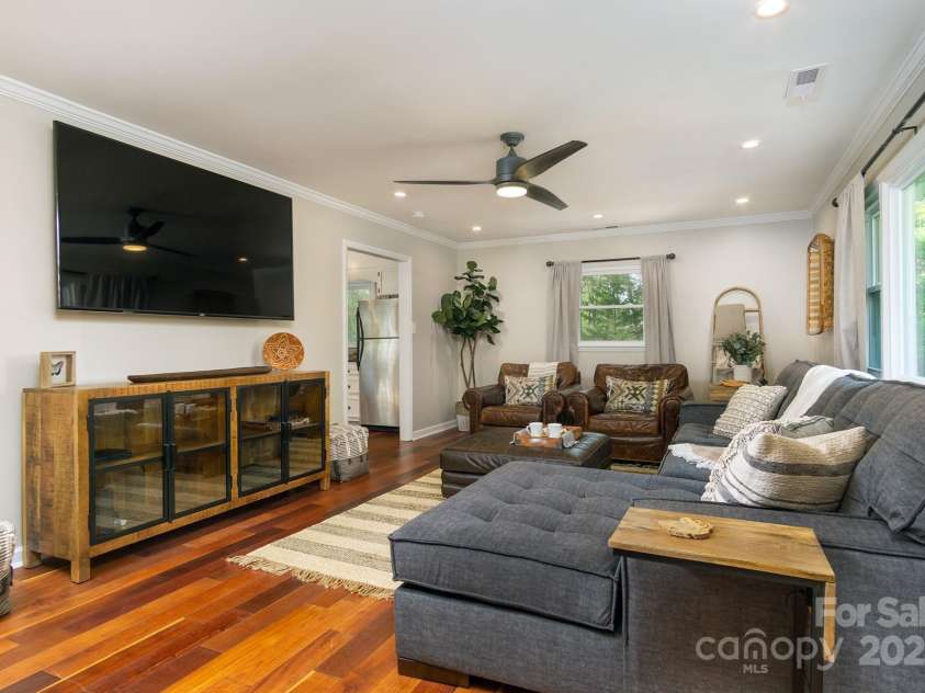 143 Oakview Road, Asheville, NC 28806.  MLS# CAR4252612, YatesRealty ID 23673. 