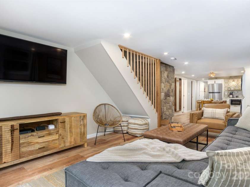 143 Oakview Road, Asheville, NC 28806.  MLS# CAR4252612, YatesRealty ID 23673. 