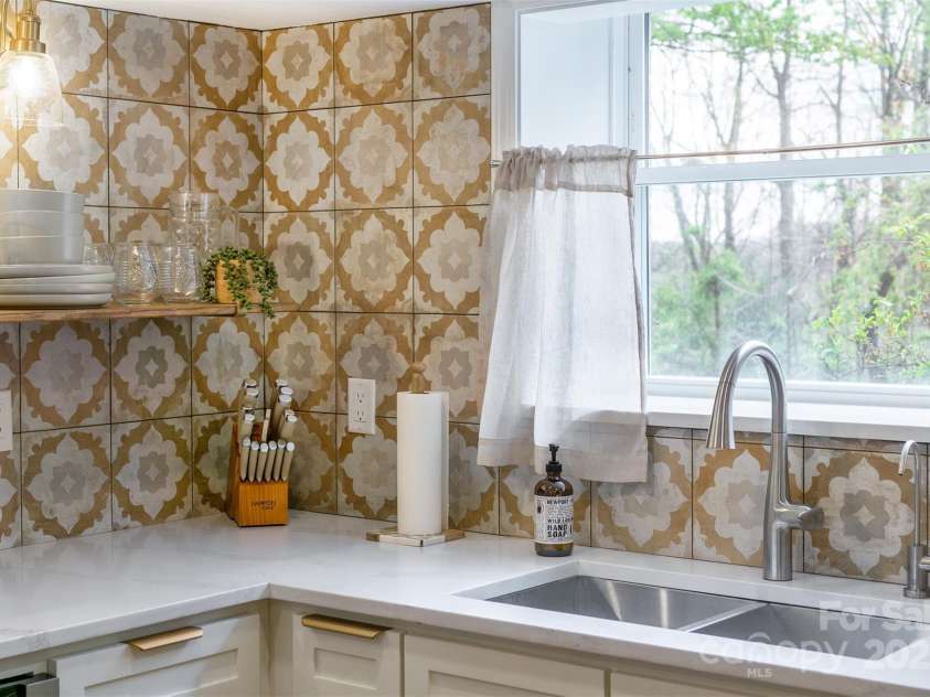 143 Oakview Road, Asheville, NC 28806.  MLS# CAR4252612, YatesRealty ID 23673. 