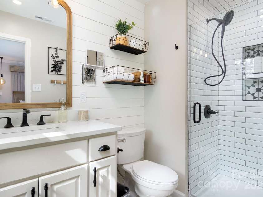 143 Oakview Road, Asheville, NC 28806.  MLS# CAR4252612, YatesRealty ID 23673. Ensuite Bathroom