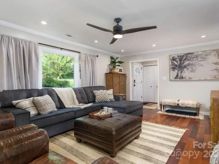 143 Oakview Road, Asheville, NC 28806.  MLS# CAR4252612, YatesRealty ID 23673. Living Room