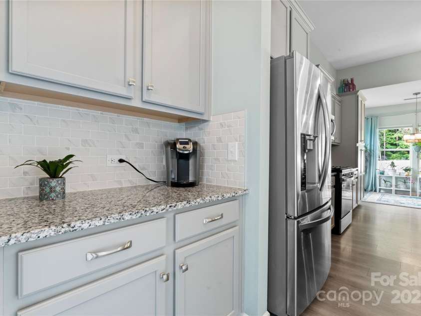 2124 Katie Alice Circle, Waxhaw, NC 28173.  MLS# CAR4249836, YatesRealty ID 23676. Butler Pantry