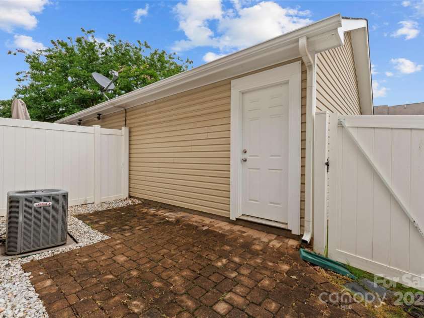 18460 Catawba Avenue, Cornelius, NC 28031.  MLS# CAR4259480, YatesRealty ID 23678. 