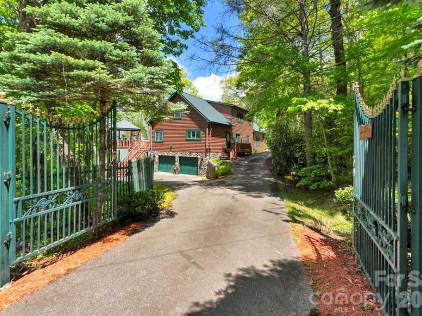 35 Falcon Crest Loop, Maggie Valley, NC 28751.  MLS# CAR4383924, YatesRealty ID 23679. 