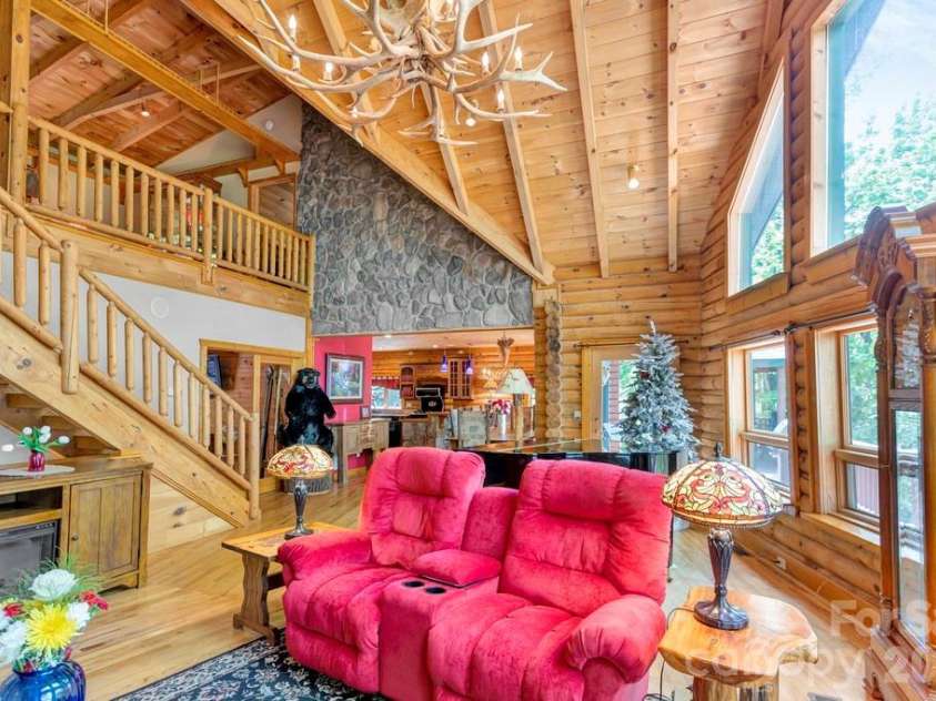 35 Falcon Crest Loop, Maggie Valley, NC 28751.  MLS# CAR4383924, YatesRealty ID 23679. 