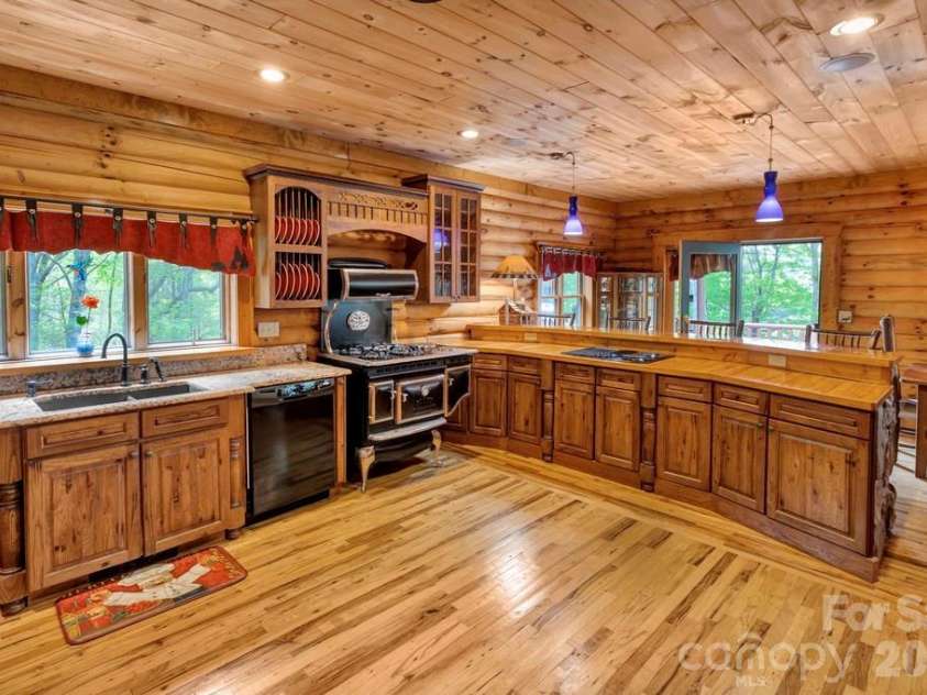 35 Falcon Crest Loop, Maggie Valley, NC 28751.  MLS# CAR4383924, YatesRealty ID 23679. 