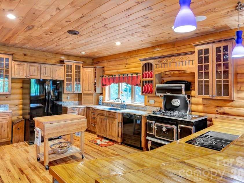 35 Falcon Crest Loop, Maggie Valley, NC 28751.  MLS# CAR4383924, YatesRealty ID 23679. 