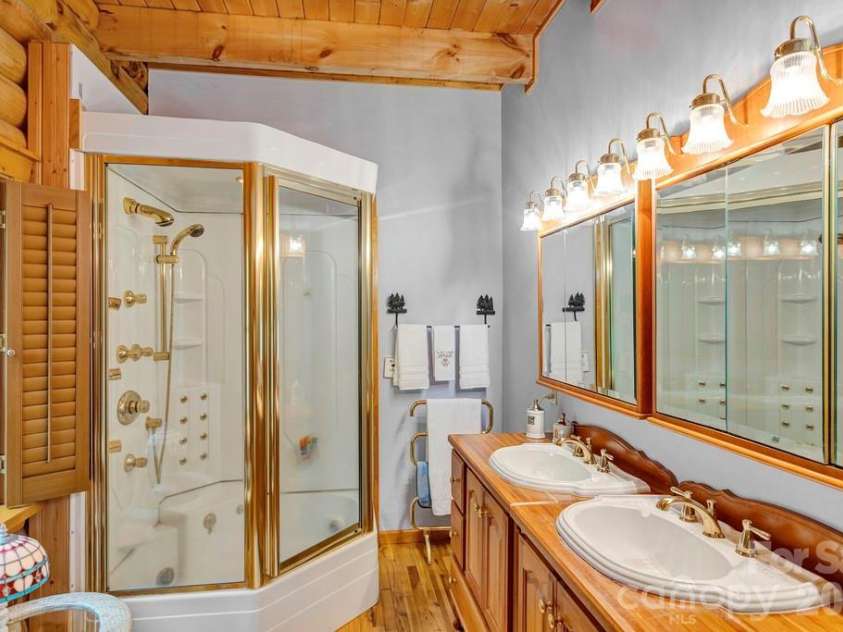 35 Falcon Crest Loop, Maggie Valley, NC 28751.  MLS# CAR4383924, YatesRealty ID 23679. 