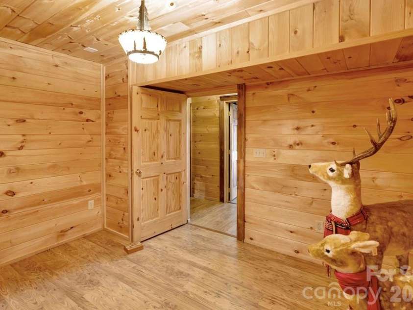 35 Falcon Crest Loop, Maggie Valley, NC 28751.  MLS# CAR4383924, YatesRealty ID 23679. 