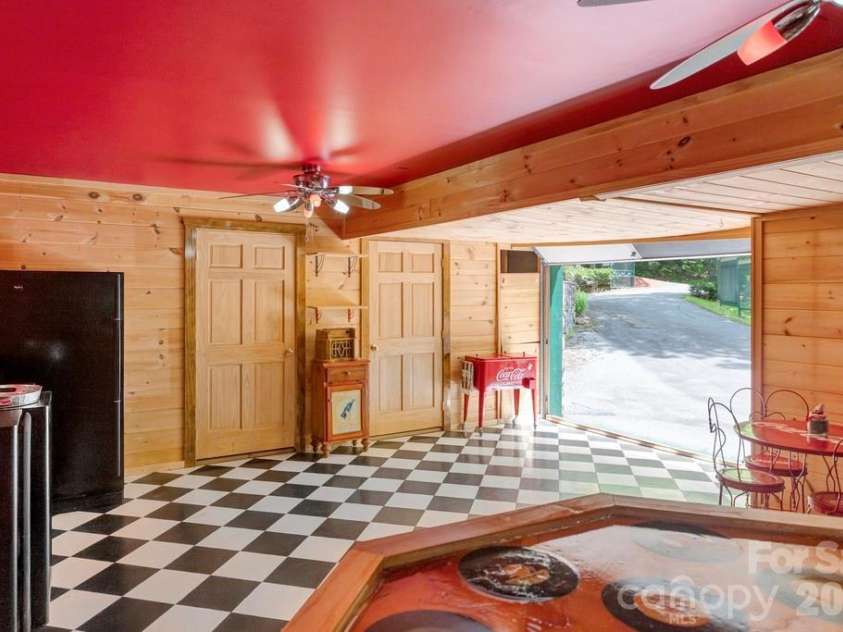 35 Falcon Crest Loop, Maggie Valley, NC 28751.  MLS# CAR4383924, YatesRealty ID 23679. 