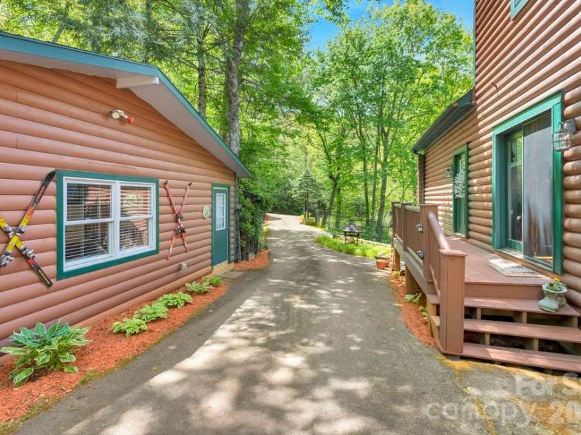 35 Falcon Crest Loop, Maggie Valley, NC 28751.  MLS# CAR4383924, YatesRealty ID 23679. 