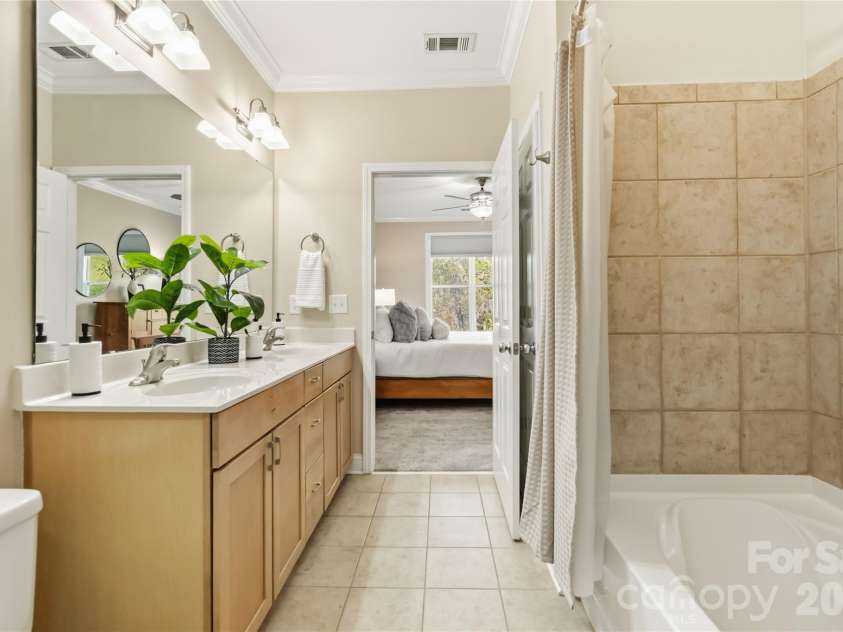 1000 Woodlawn Road, Charlotte, NC 28209.  MLS# CAR4358503, YatesRealty ID 2368. 