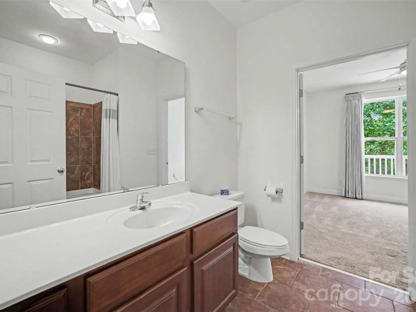 1000 Woodlawn Road, Charlotte, NC 28209.  MLS# CAR4398955, YatesRealty ID 2368. Bathroom 2