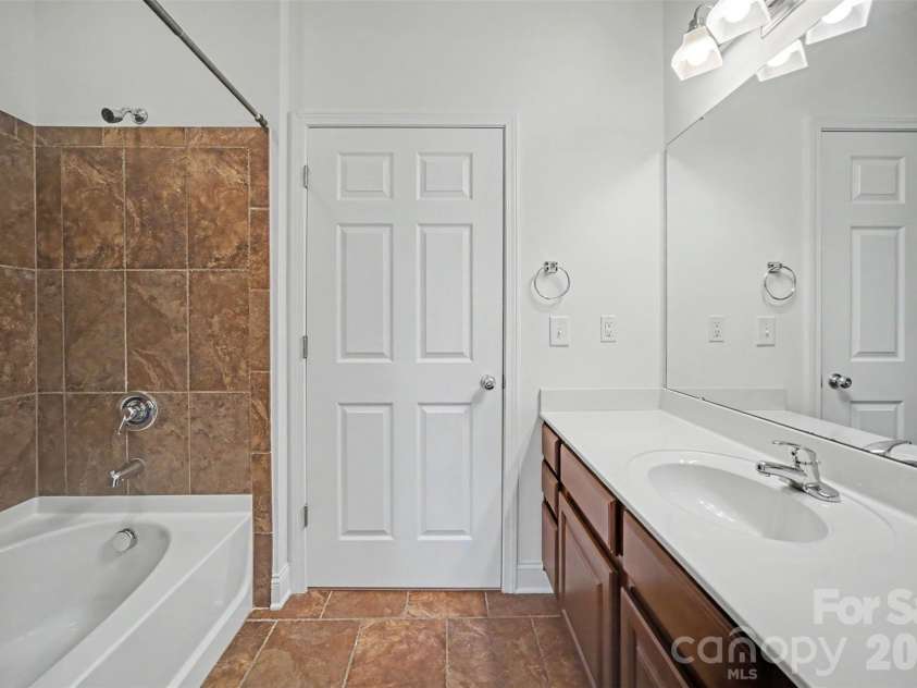 1000 Woodlawn Road, Charlotte, NC 28209.  MLS# CAR4398955, YatesRealty ID 2368. Bathroom 3
