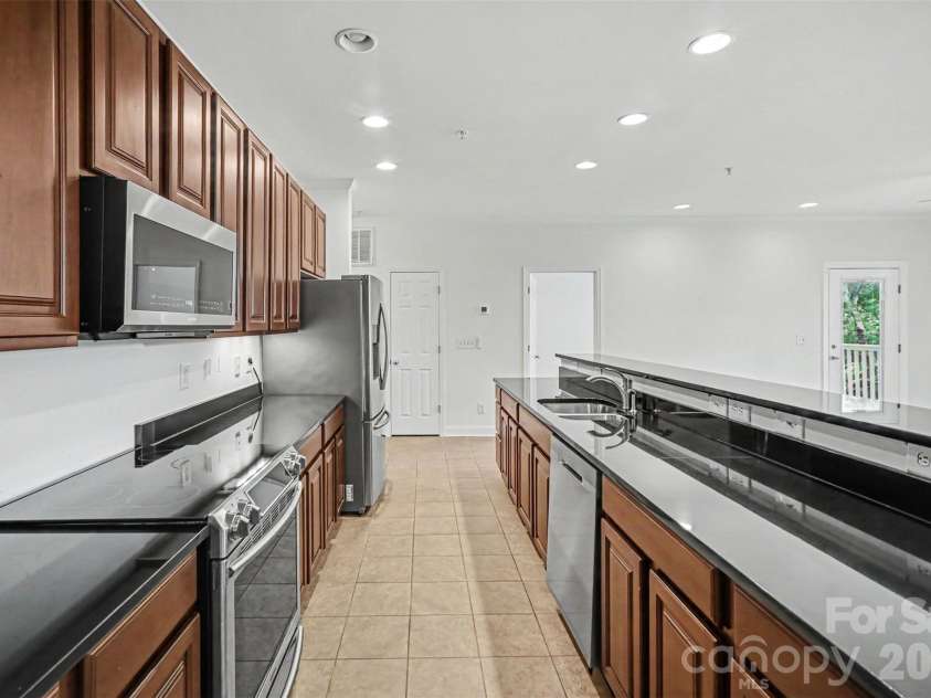 1000 Woodlawn Road, Charlotte, NC 28209.  MLS# CAR4398955, YatesRealty ID 2368. Kitchen