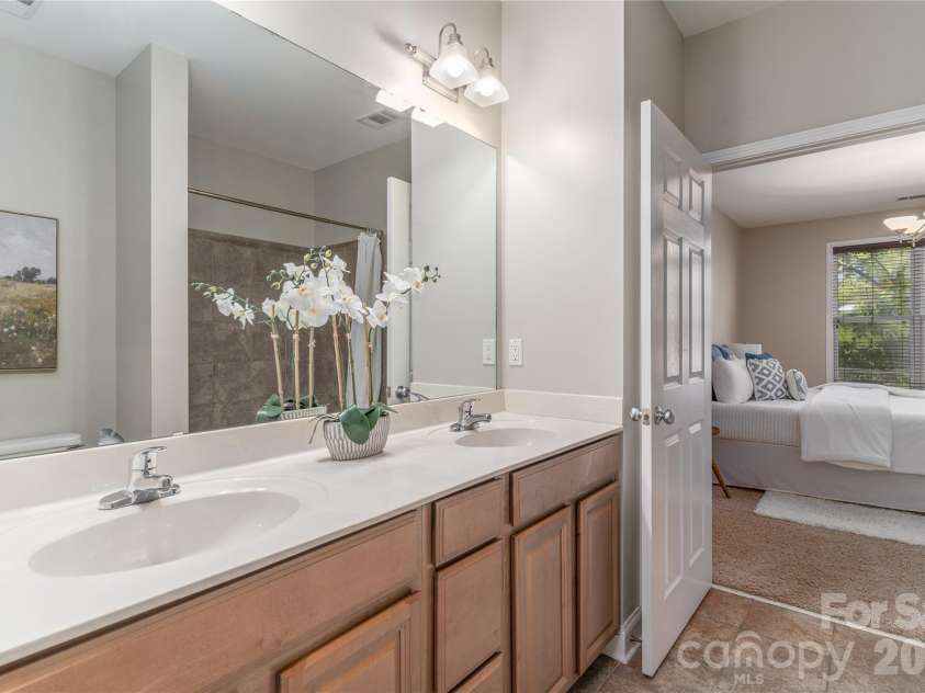 1000 Woodlawn Road, Charlotte, NC 28209.  MLS# CAR4420305, YatesRealty ID 2368. Primary bathroom